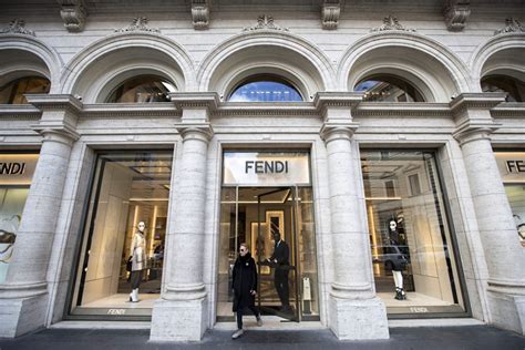 fendi negozio espositore|fendi roma.